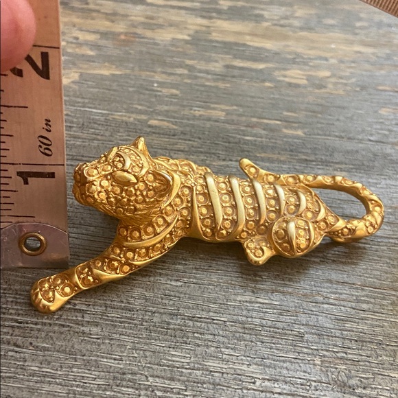 Vintage 70s Gold Tone Heavy Plated Tiger Broach - Picture 8 of 9